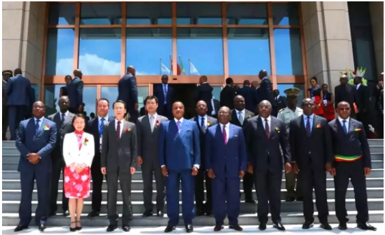 萨苏总统与重要嘉宾在中刚非洲银行总部大楼前合影