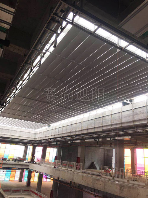 丝绸之路贸易产业中心采光顶电动遮阳系统的安装现场